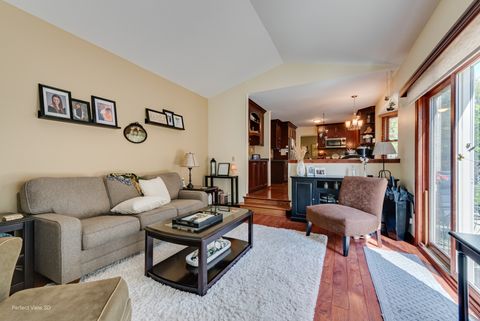 Tiny photo for 15 Thompson Court, Buffalo Grove, IL 60089 (MLS # 12485238)