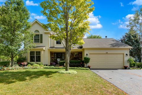 Photo of 15 Thompson Court, Buffalo Grove, IL 60089 (MLS # 12485238)
