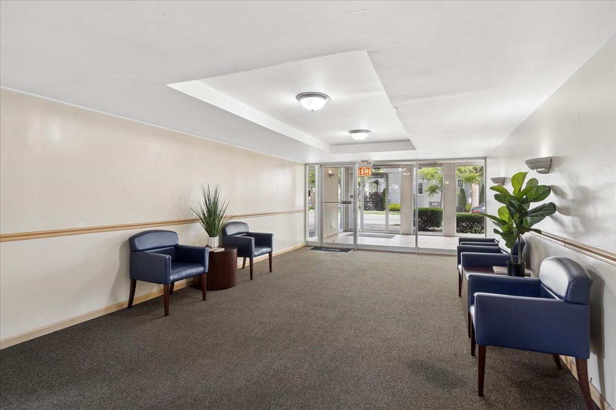 Properties 2 914 N AUSTIN Boulevard B8