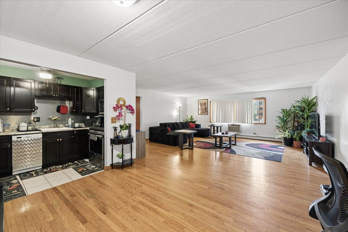 Properties 4 914 N AUSTIN Boulevard B8