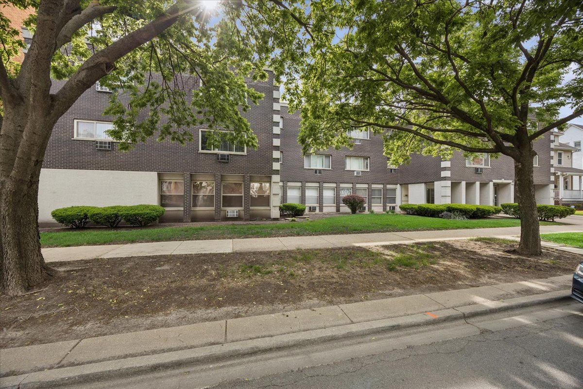 Properties 1 914 N AUSTIN Boulevard B8