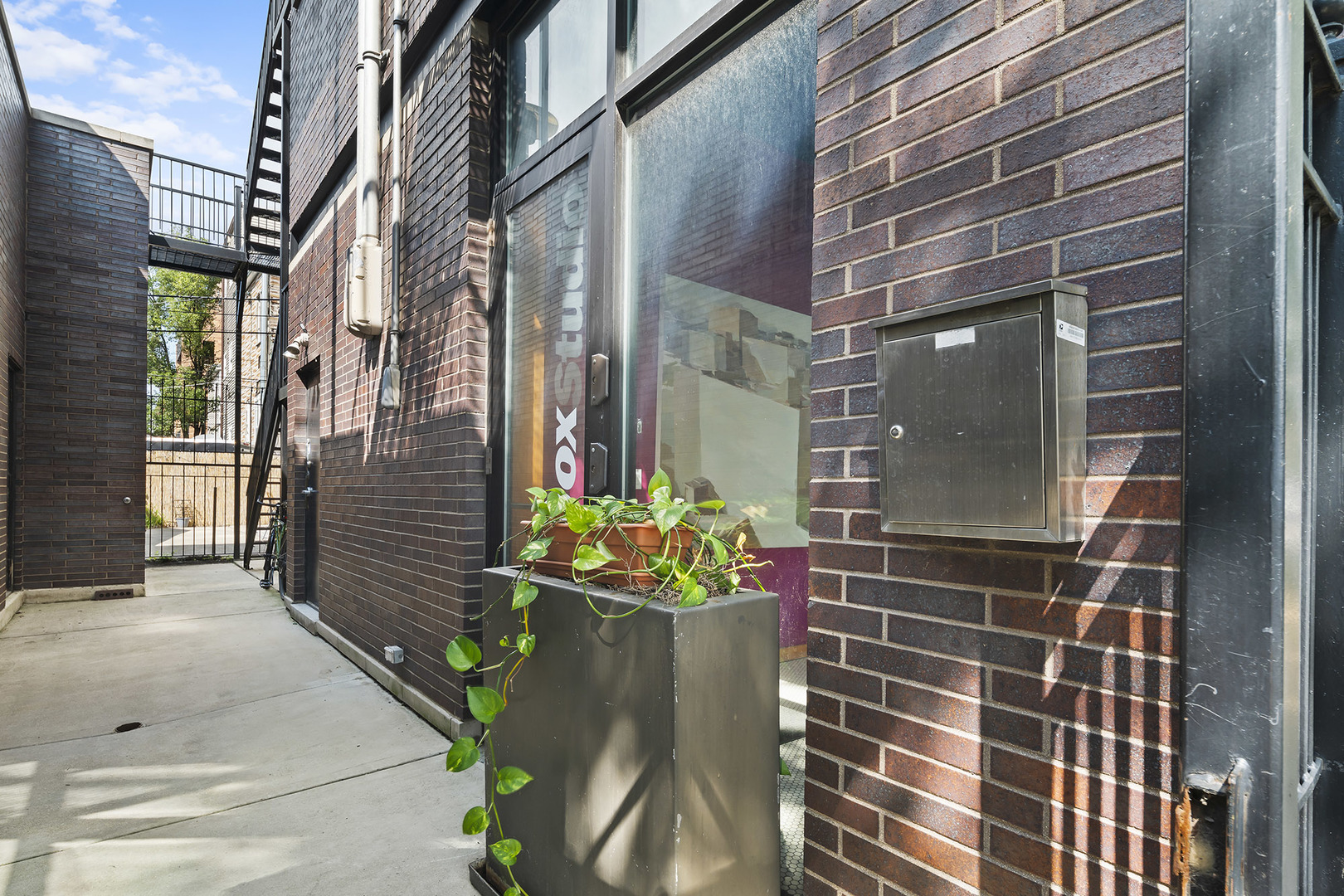 1608 W Cornelia Avenue