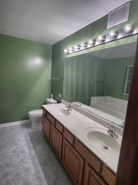 Tiny photo for 316 E Victoria Circle #316, North Aurora, IL 60542 (MLS # 12464976)