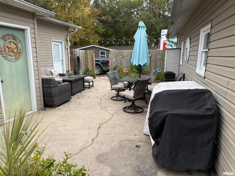 Tiny photo for 601 FRANKLIN Avenue, West Frankfort, IL 62896 (MLS # EB460349)