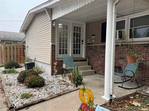 Tiny photo for 601 FRANKLIN Avenue, West Frankfort, IL 62896 (MLS # EB460349)