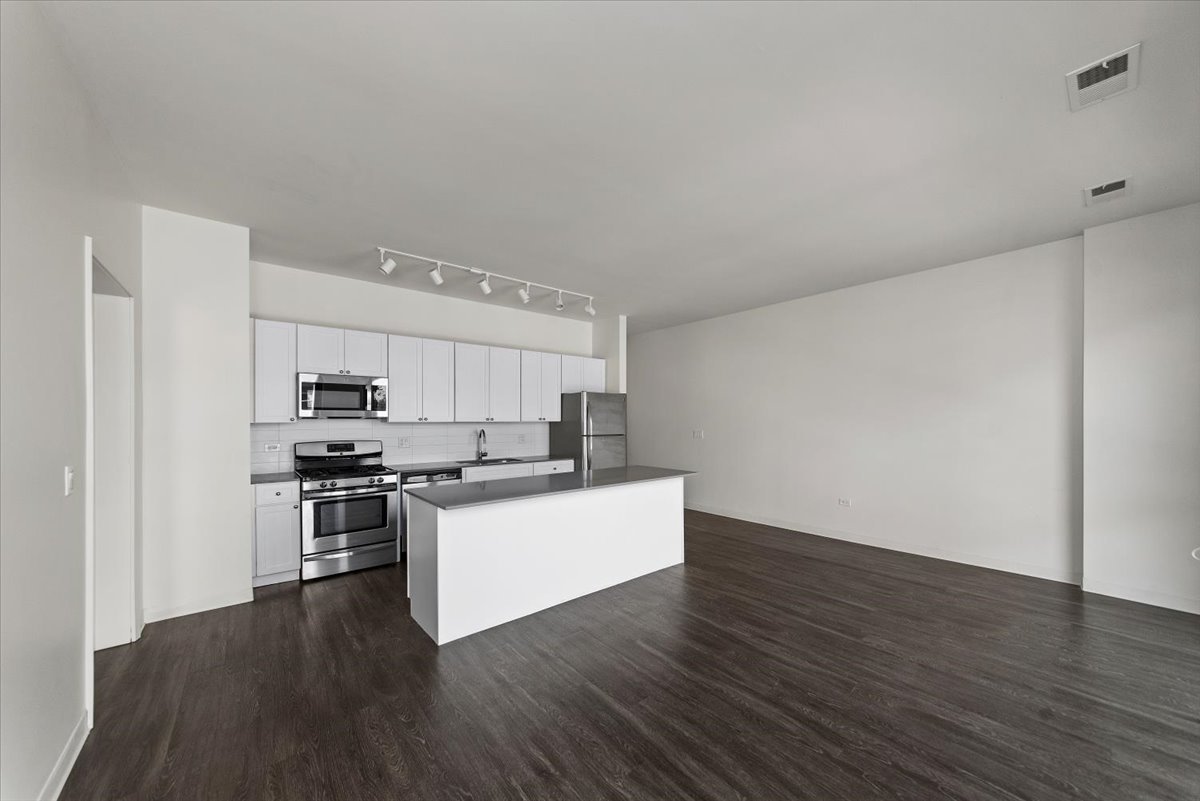 830 N Milwaukee Avenue 512
