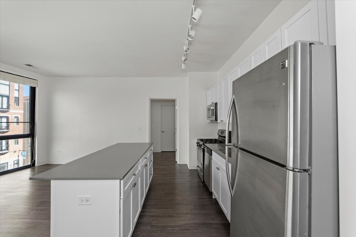 830 N Milwaukee Avenue 512