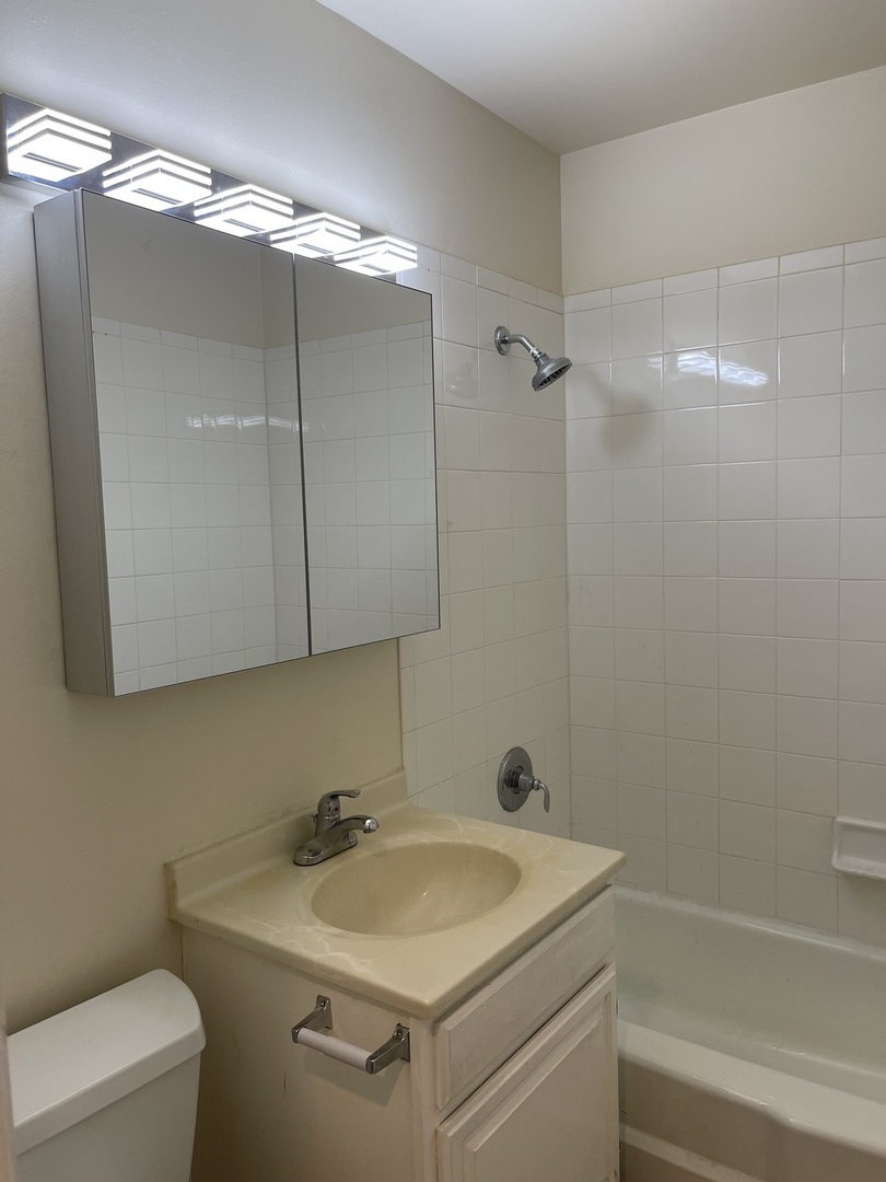 706 E Algonquin Road E 204