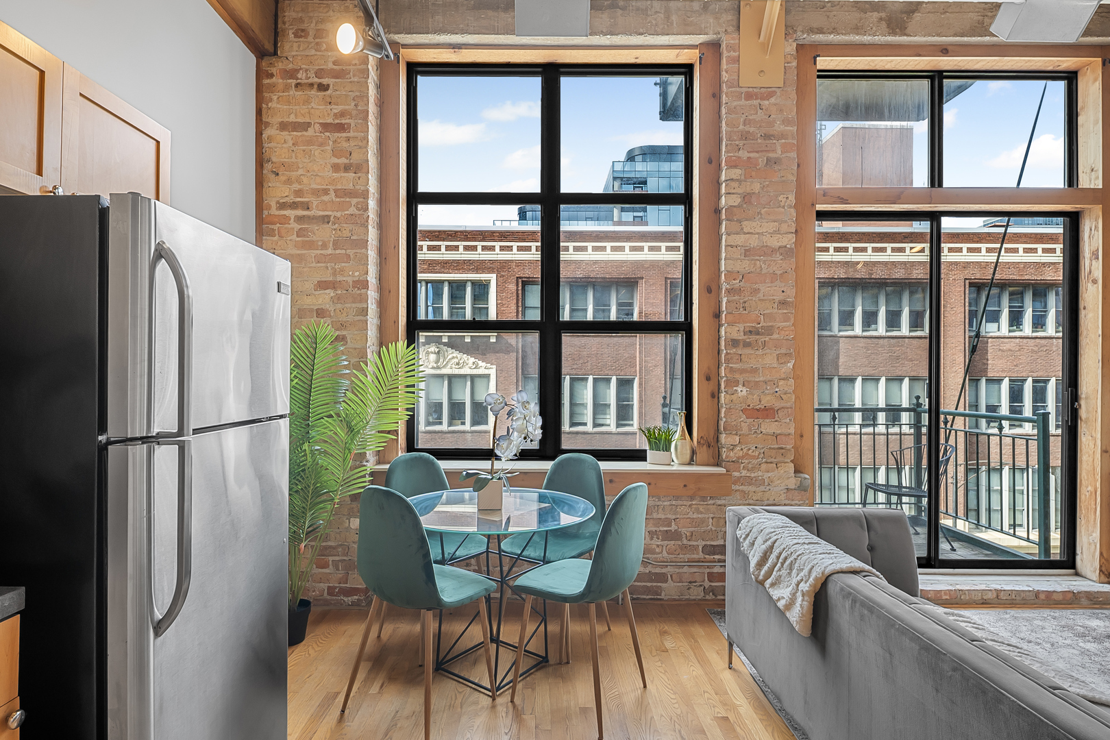 1801 S MICHIGAN Avenue 402