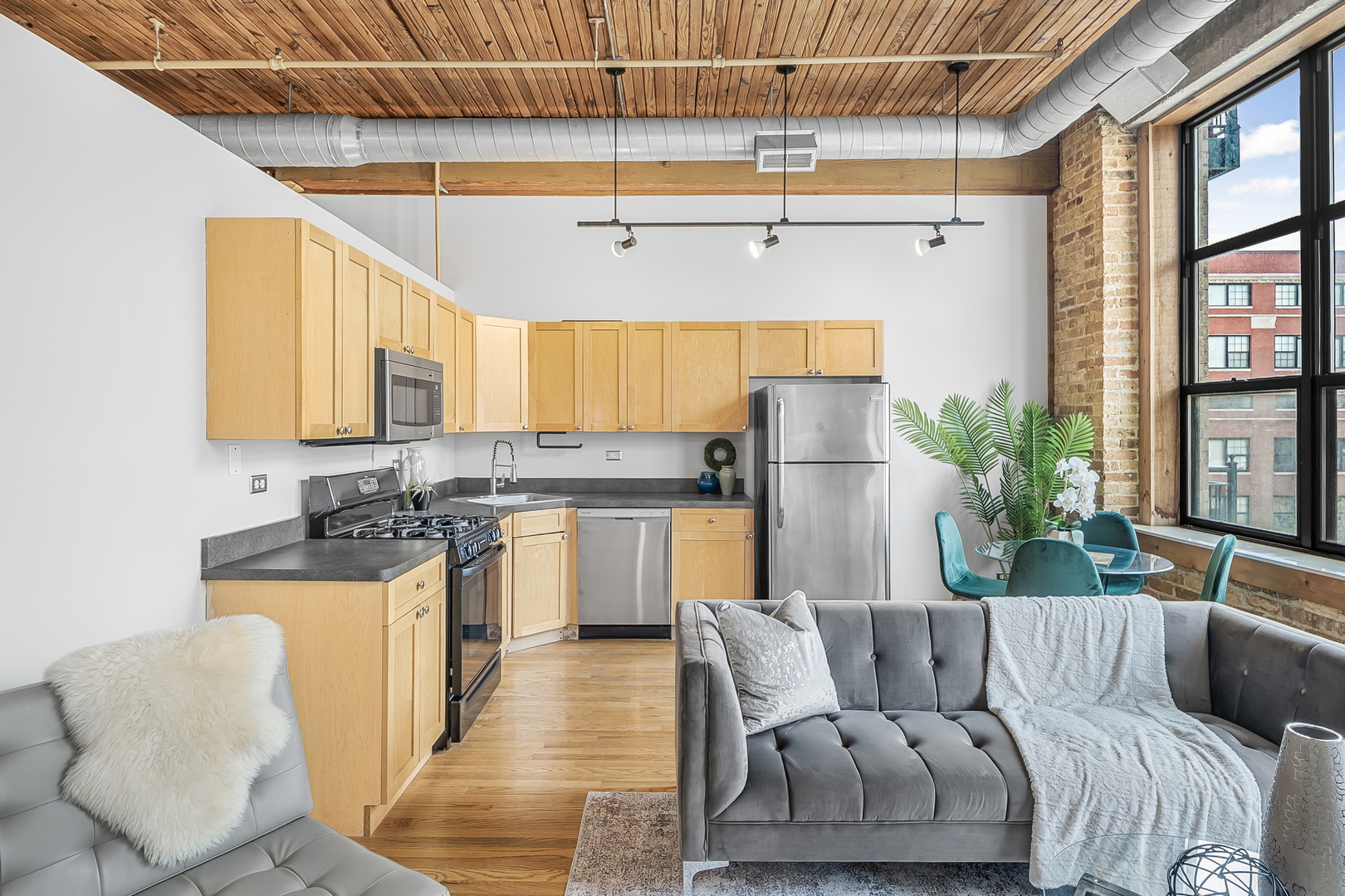 1801 S MICHIGAN Avenue 402