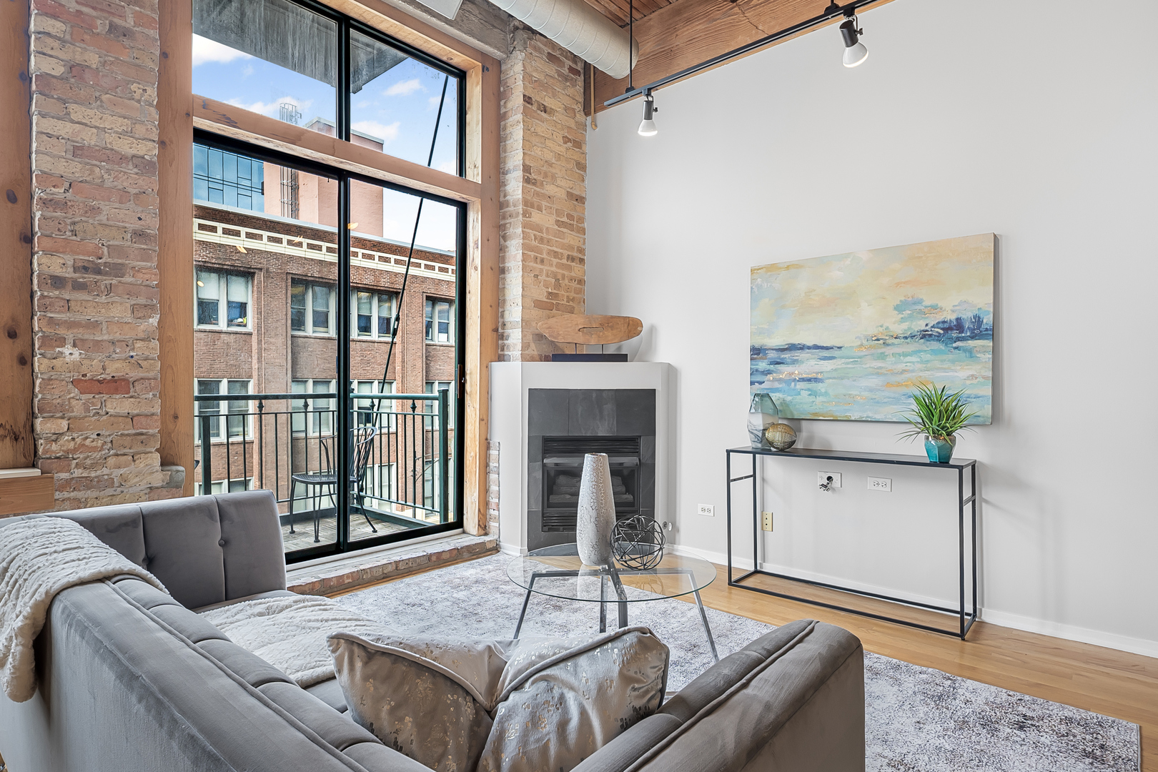 1801 S MICHIGAN Avenue 402