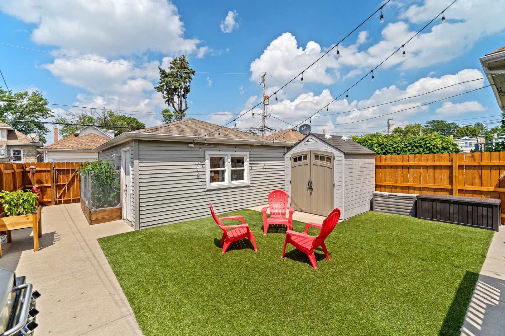 5532 W Roscoe Street