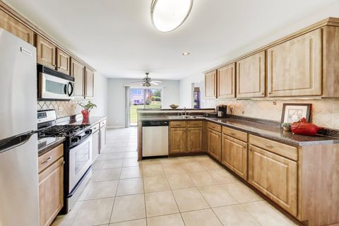 Tiny photo for 315 Poplar Court, Lindenhurst, IL 60046 (MLS # 12666427)