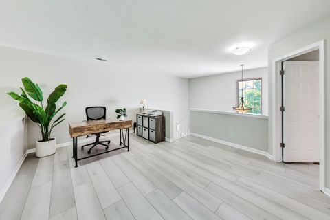 Tiny photo for 315 Poplar Court, Lindenhurst, IL 60046 (MLS # 12666427)