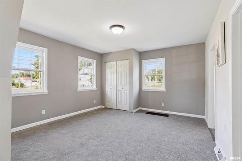 Tiny photo for 460 W KNOX Street, Galesburg, IL 61401 (MLS # QC4267259)