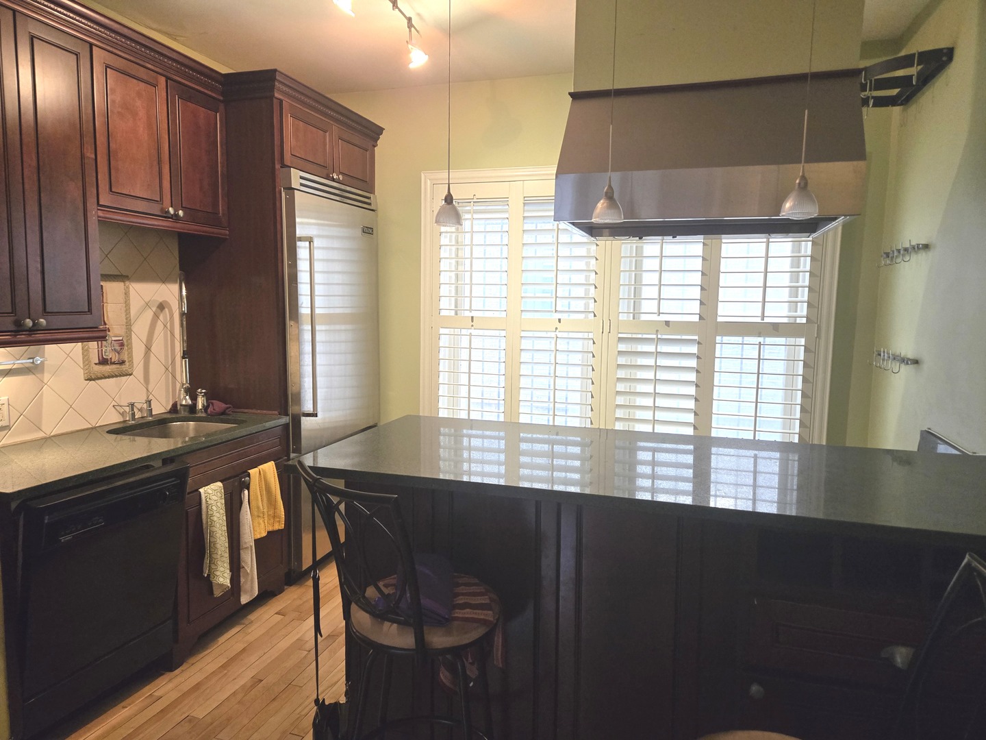 548 W Brompton Avenue 1E