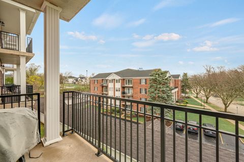 Tiny photo for 400 McDaniels Circle #405, Clarendon Hills, IL 60514 (MLS # 12598031)