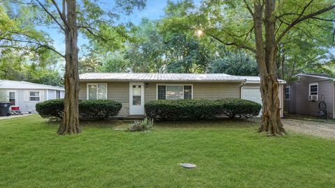 Photo of 1004 S Pleasantview Drive, Tuscola, IL 61953 (MLS # 12483346)