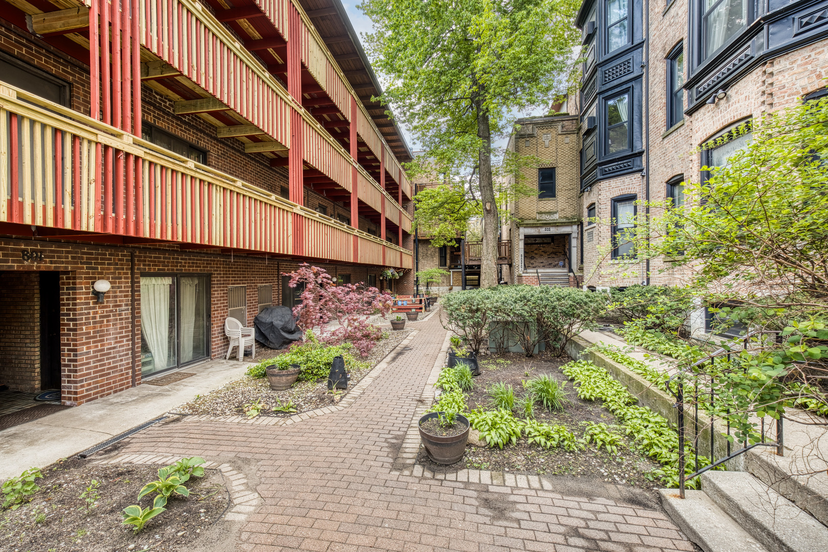 801 W Oakdale Avenue 1B