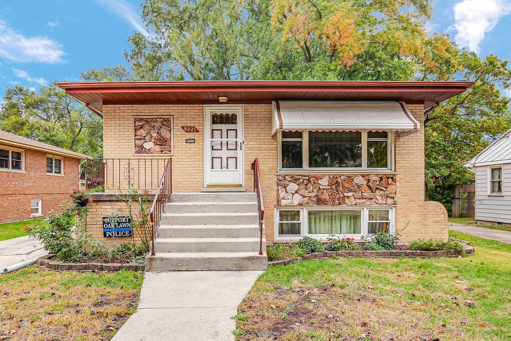 Photo for 9221 Raymond Avenue, Oak Lawn, IL 60453 (MLS # 12499599)
