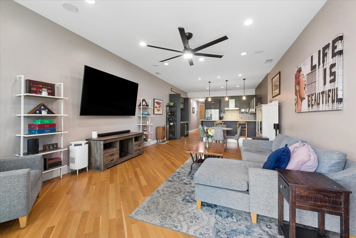 2242 W Chicago Avenue 301