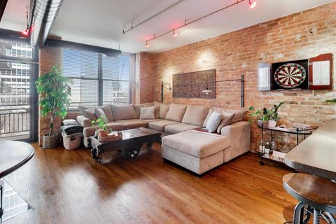 Tiny photo for 520 W HURON Street #406, Chicago, IL 60654 (MLS # 12603315)