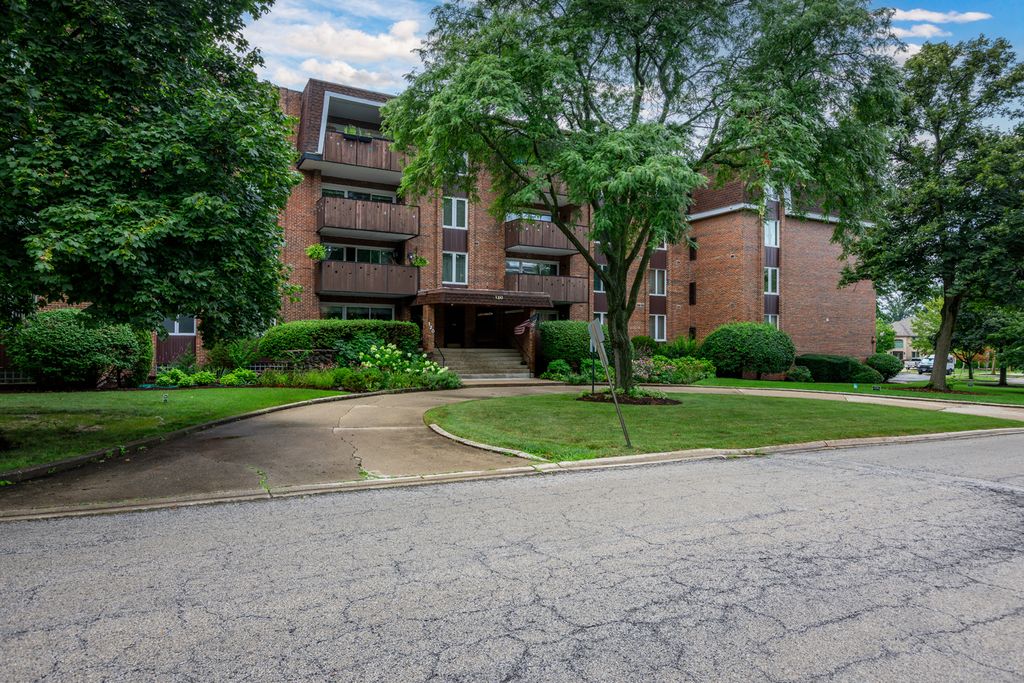 Photo for 120 S Spruce Avenue #406, Wood Dale, IL 60191 (MLS # 12430979)