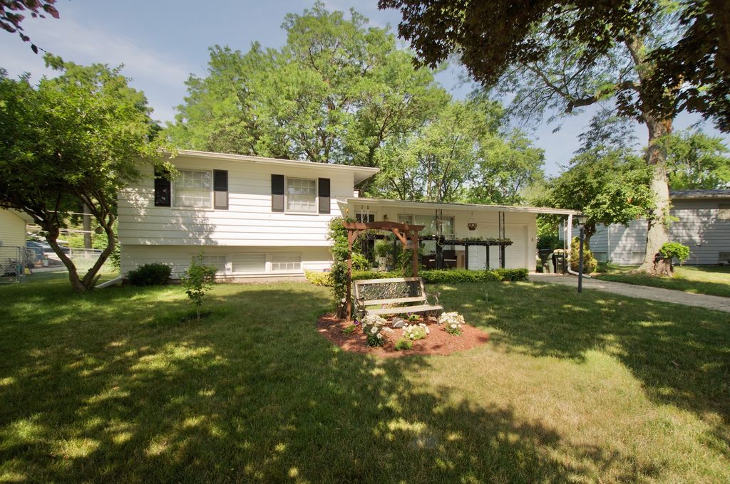 Photo for 15 Crescent Court, Montgomery, IL 60538 (MLS # 12409945)