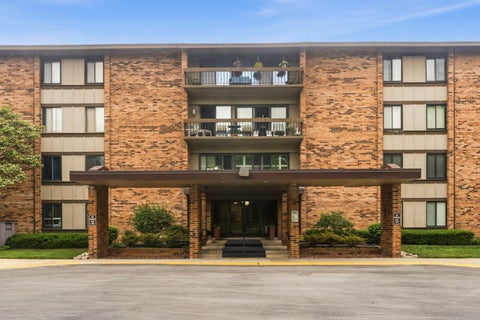Photo of 101 Lake Hinsdale Drive #108, Willowbrook, IL 60527 (MLS # 12771650)