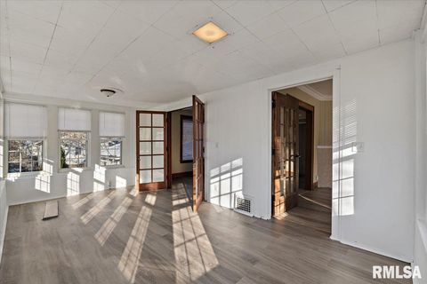 Tiny photo for 2111 MISSISSIPPI Avenue, Davenport, IA 52803 (MLS # QC4270109)