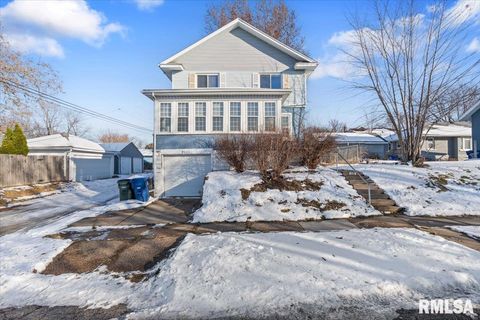 Photo of 2111 MISSISSIPPI Avenue, Davenport, IA 52803 (MLS # QC4270109)
