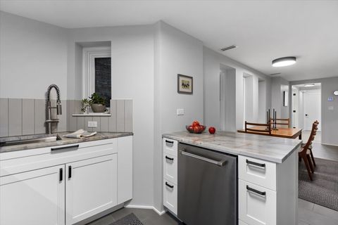 Tiny photo for 159 W Burton Place #G, Chicago, IL 60610 (MLS # 12534623)