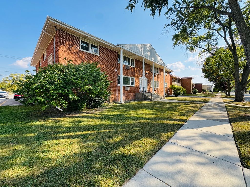 Photo for 1443 Homestead Street #1NW, La Grange Park, IL 60526 (MLS # 12508571)