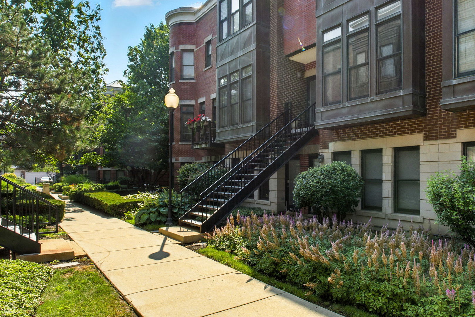 835 W VILLAGE Court