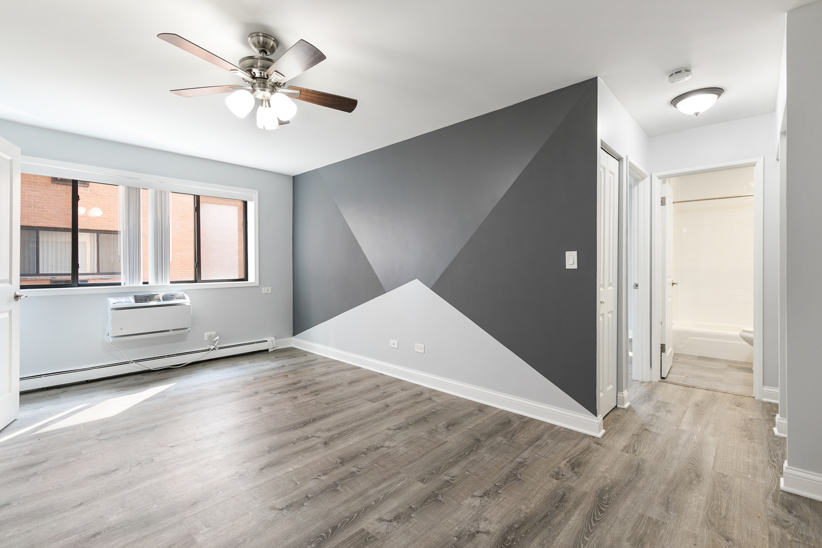 6201 N Kenmore Avenue 204