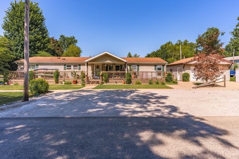 Tiny photo for 214 S 6th Street, Chatsworth, IL 60921 (MLS # 12715261)