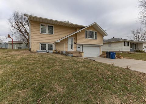 Tiny photo for 564 Scenic Dr Drive, Clinton, IA 52732 (MLS # 100000607)