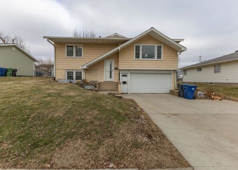 Photo of 564 Scenic Dr Drive, Clinton, IA 52732 (MLS # 100000607)