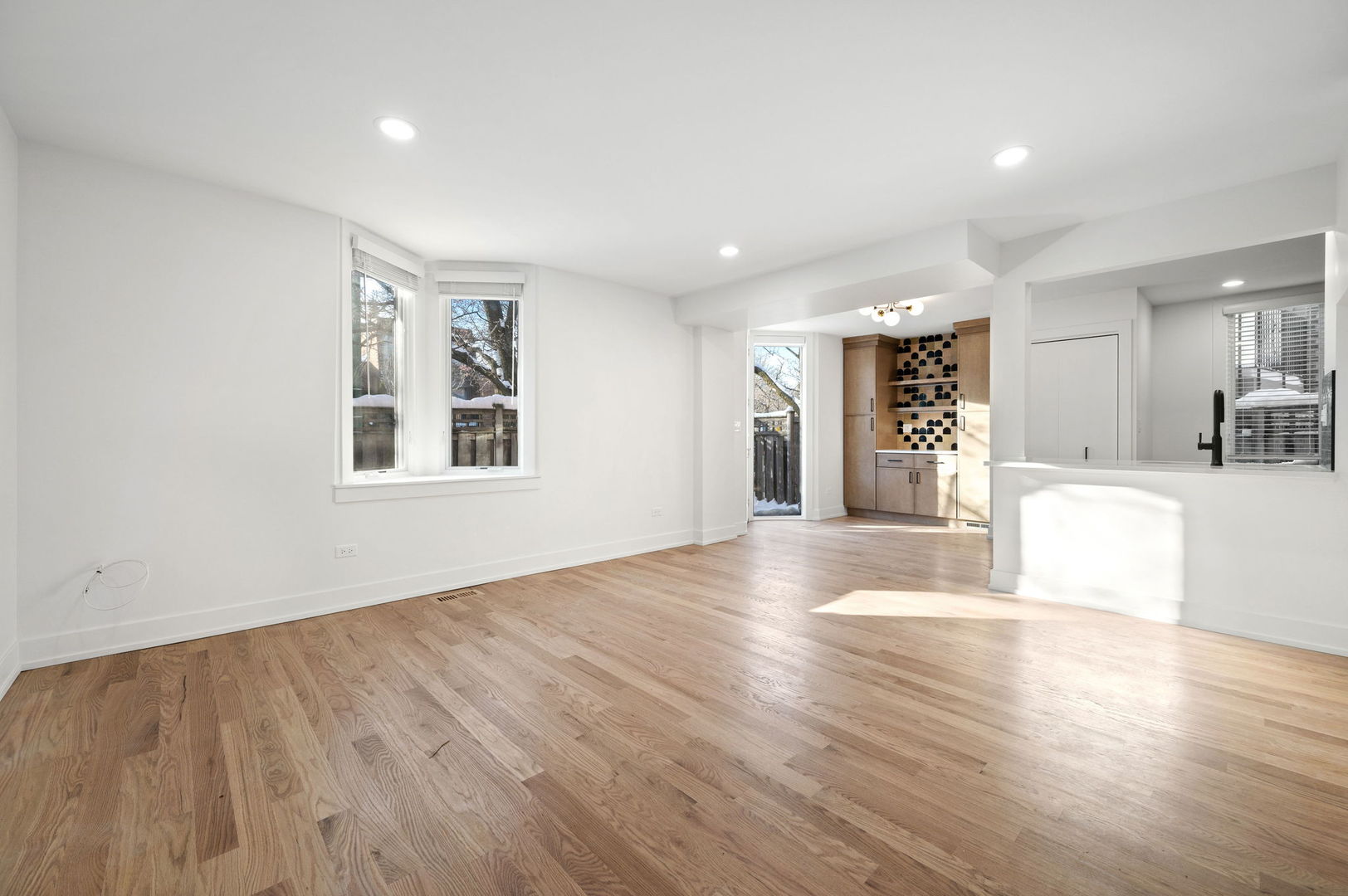 2069 N Larrabee Street