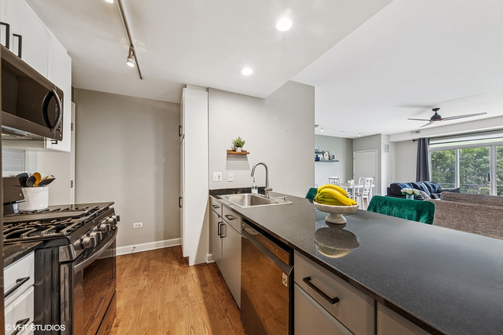 680 N Green Street 402