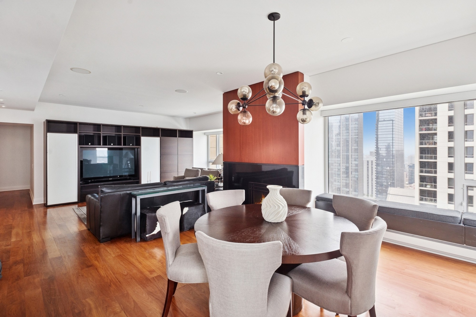 800 N MICHIGAN Avenue 3103