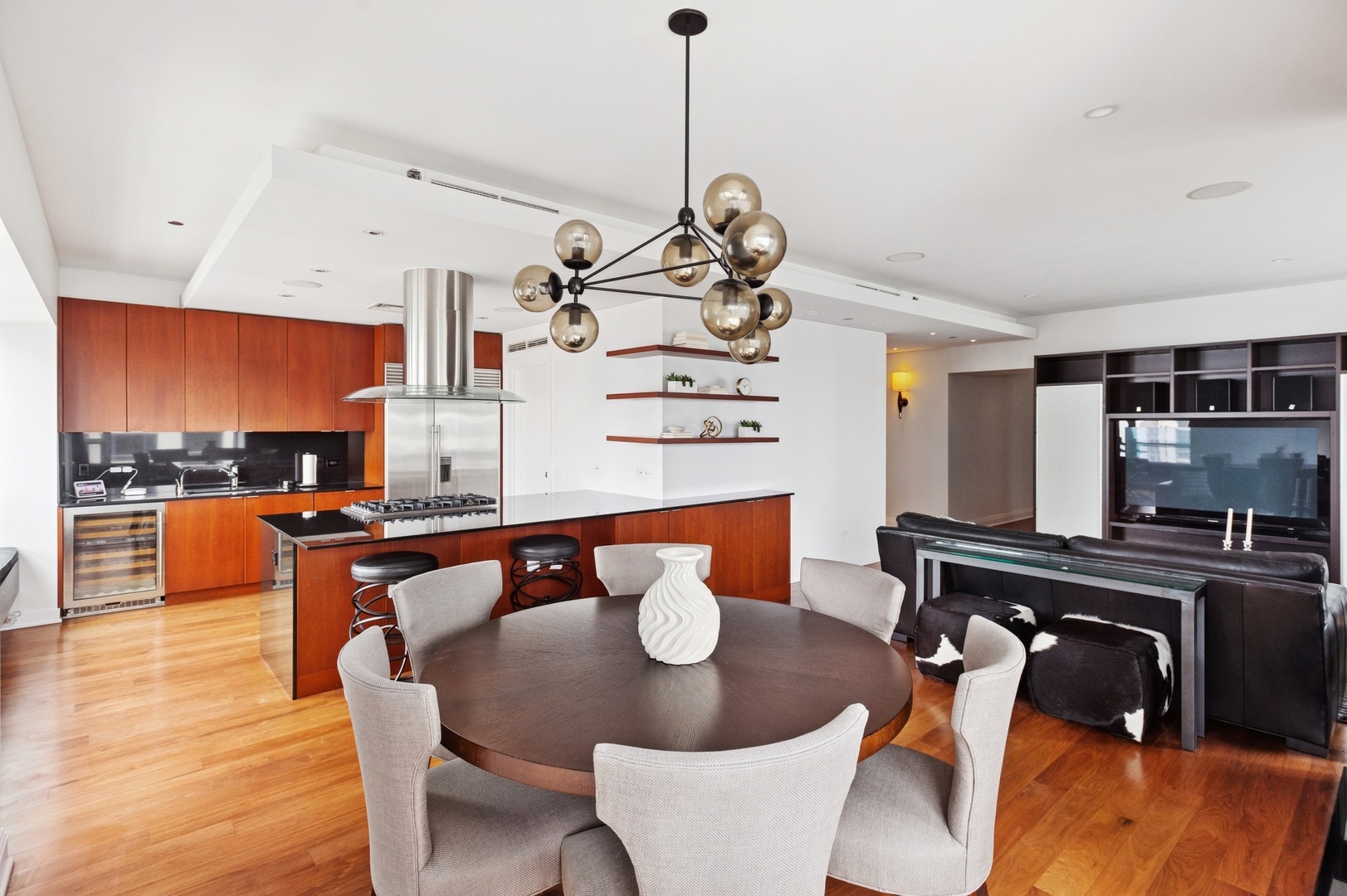 800 N MICHIGAN Avenue 3103