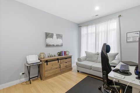 Tiny photo for 715 South Boulevard #301, Oak Park, IL 60302 (MLS # 12610454)