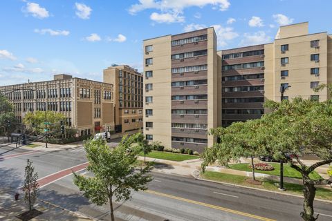 Tiny photo for 6301 N Sheridan Road #3A, Chicago, IL 60660 (MLS # 12478873)
