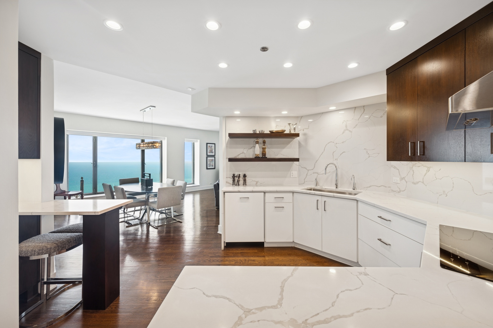 Chicago, Illinois 60611, United States, 2 Bedrooms Bedrooms, ,4 BathroomsBathrooms,Residential,Active,214680