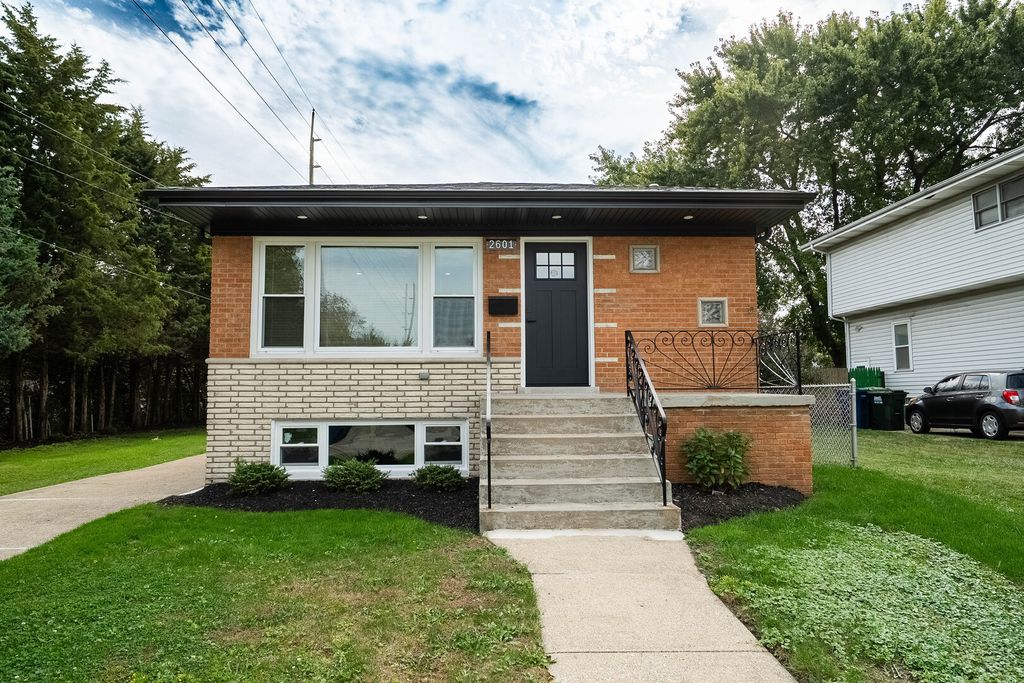 Photo for 2601 W 98th Place, Evergreen Park, IL 60805 (MLS # 12498660)