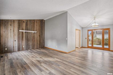 Tiny photo for 4618 FILLMORE Lane, Davenport, IA 52806 (MLS # QC4269321)