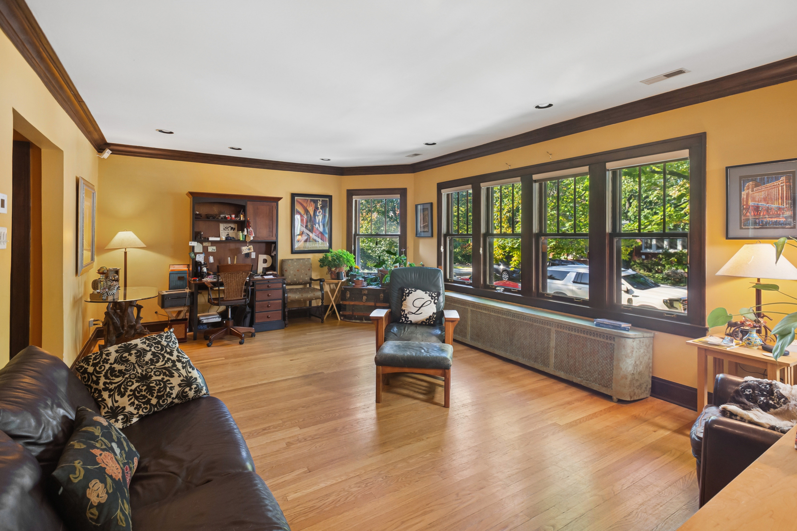 5747 N Sacramento Avenue