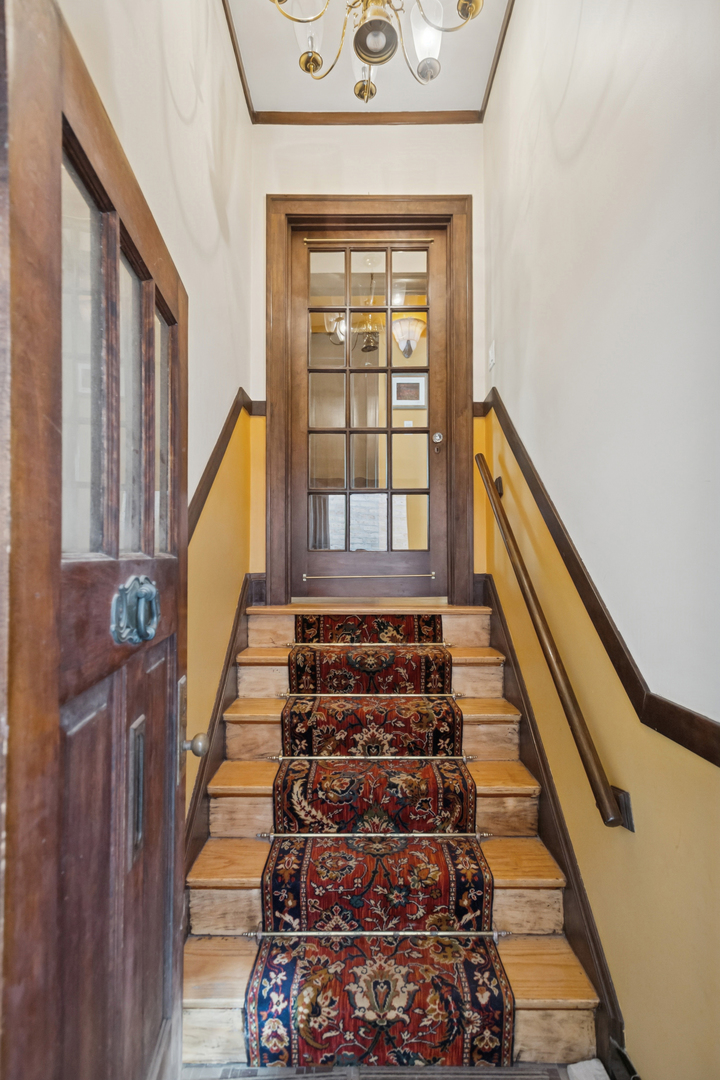 5747 N Sacramento Avenue