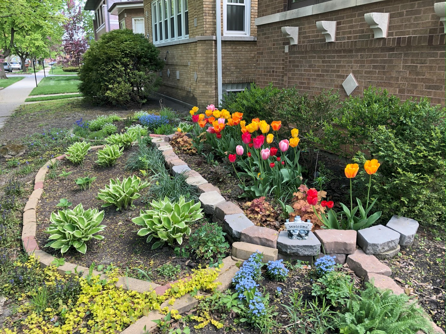 5747 N Sacramento Avenue